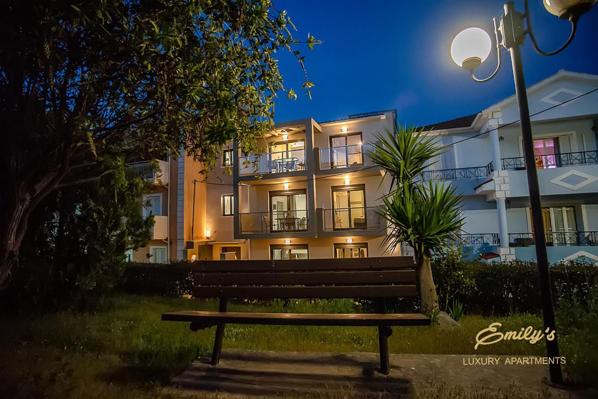 Emily'S Luxury Apartments アルゴストリオン エクステリア 写真