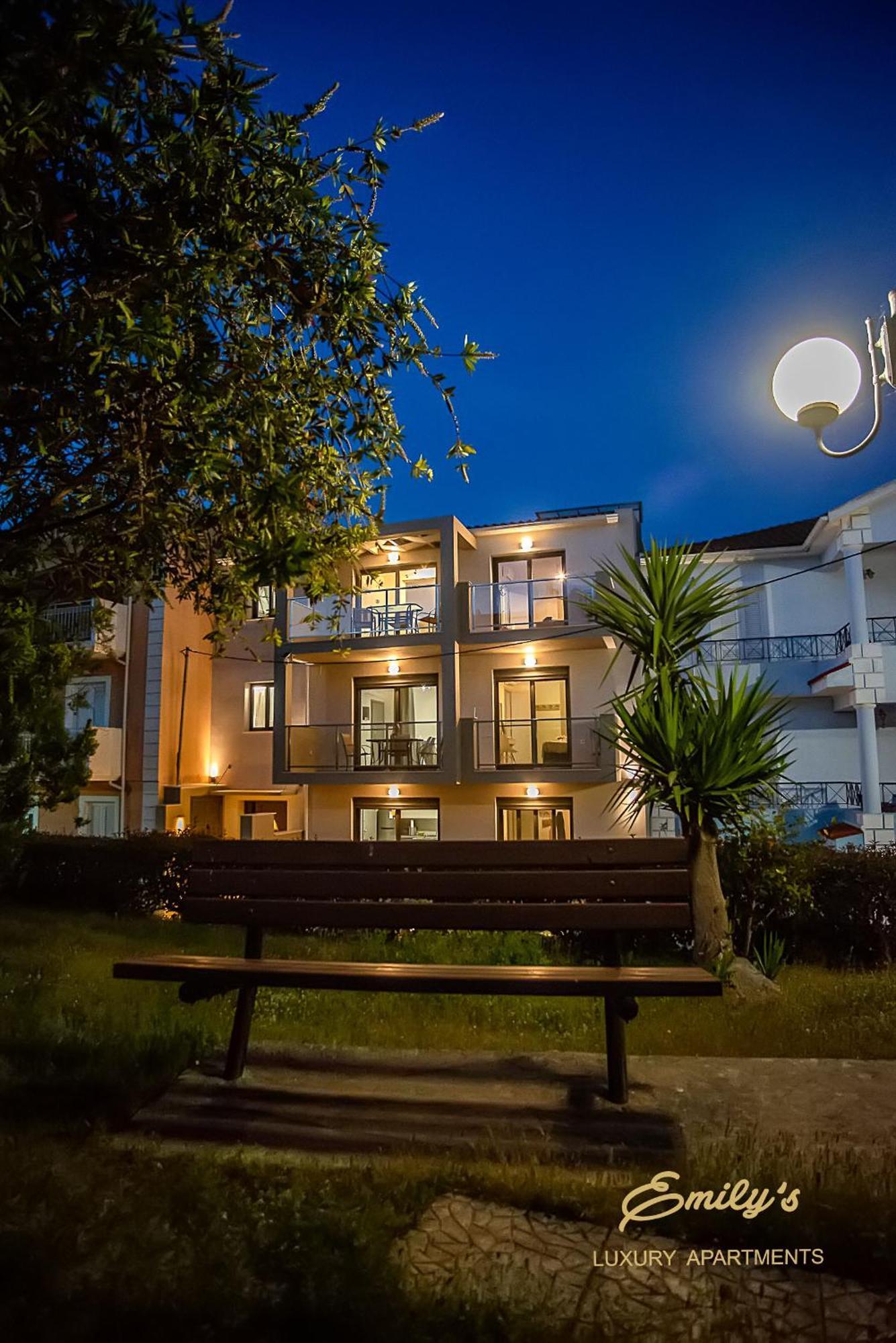 Emily'S Luxury Apartments アルゴストリオン エクステリア 写真