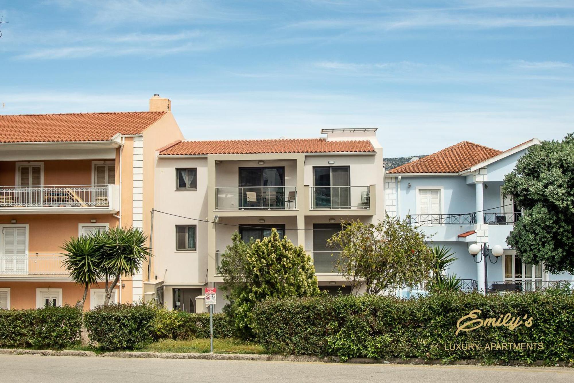 Emily'S Luxury Apartments アルゴストリオン エクステリア 写真
