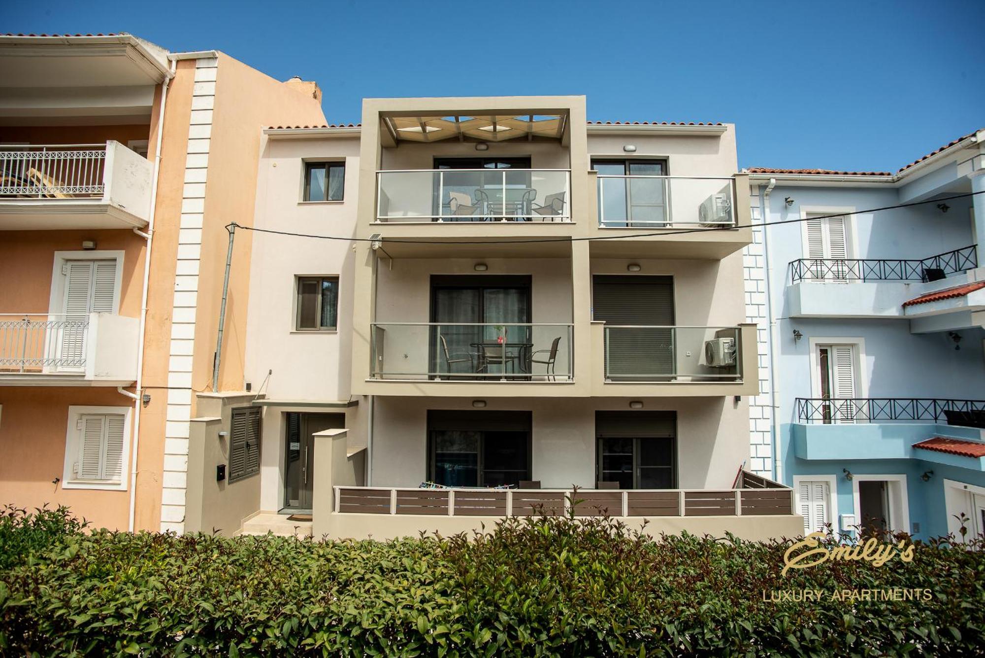 Emily'S Luxury Apartments アルゴストリオン エクステリア 写真