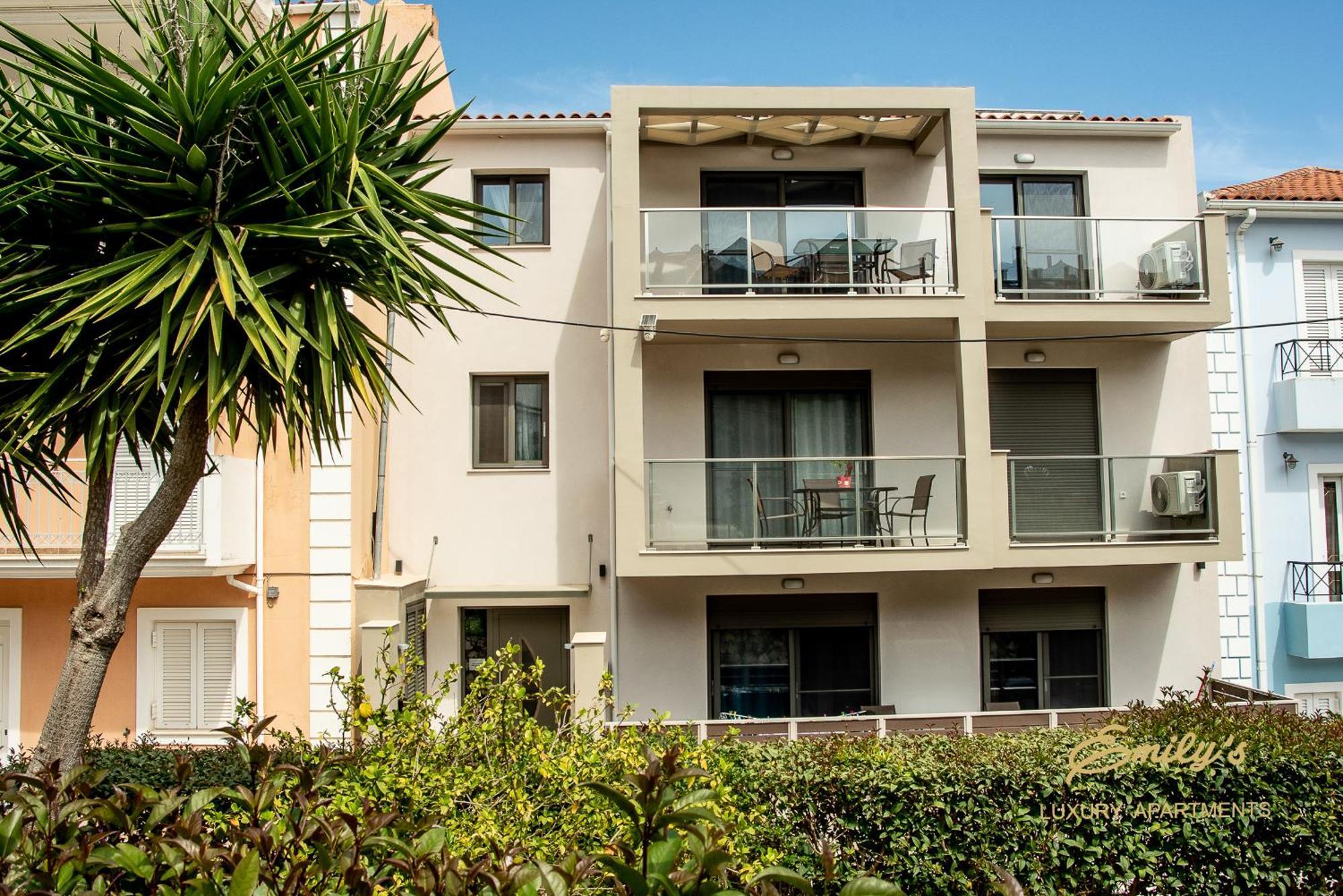 Emily'S Luxury Apartments アルゴストリオン エクステリア 写真