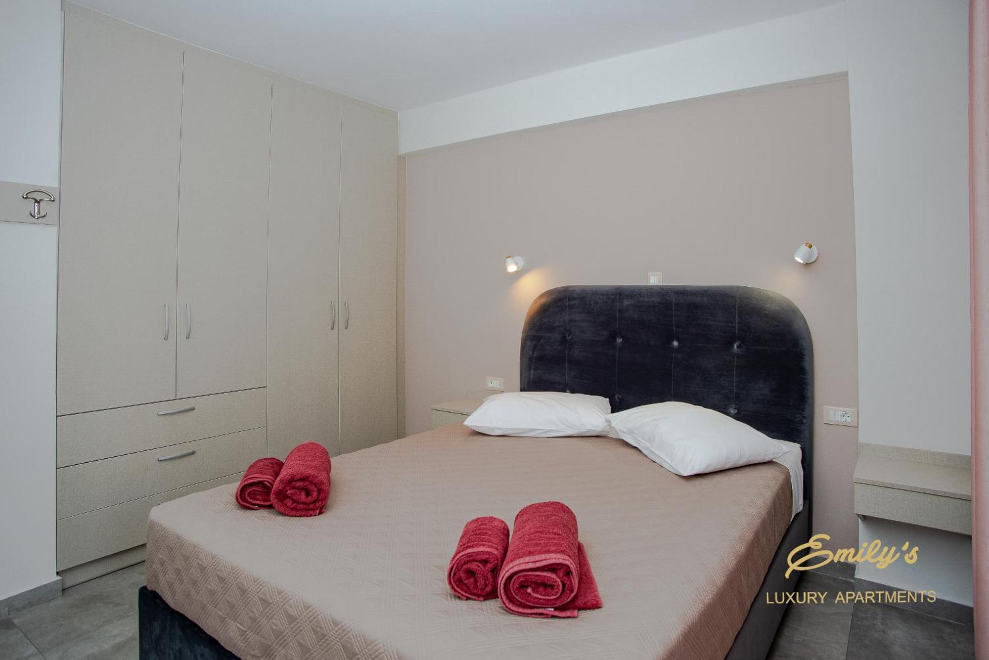 Emily'S Luxury Apartments アルゴストリオン エクステリア 写真