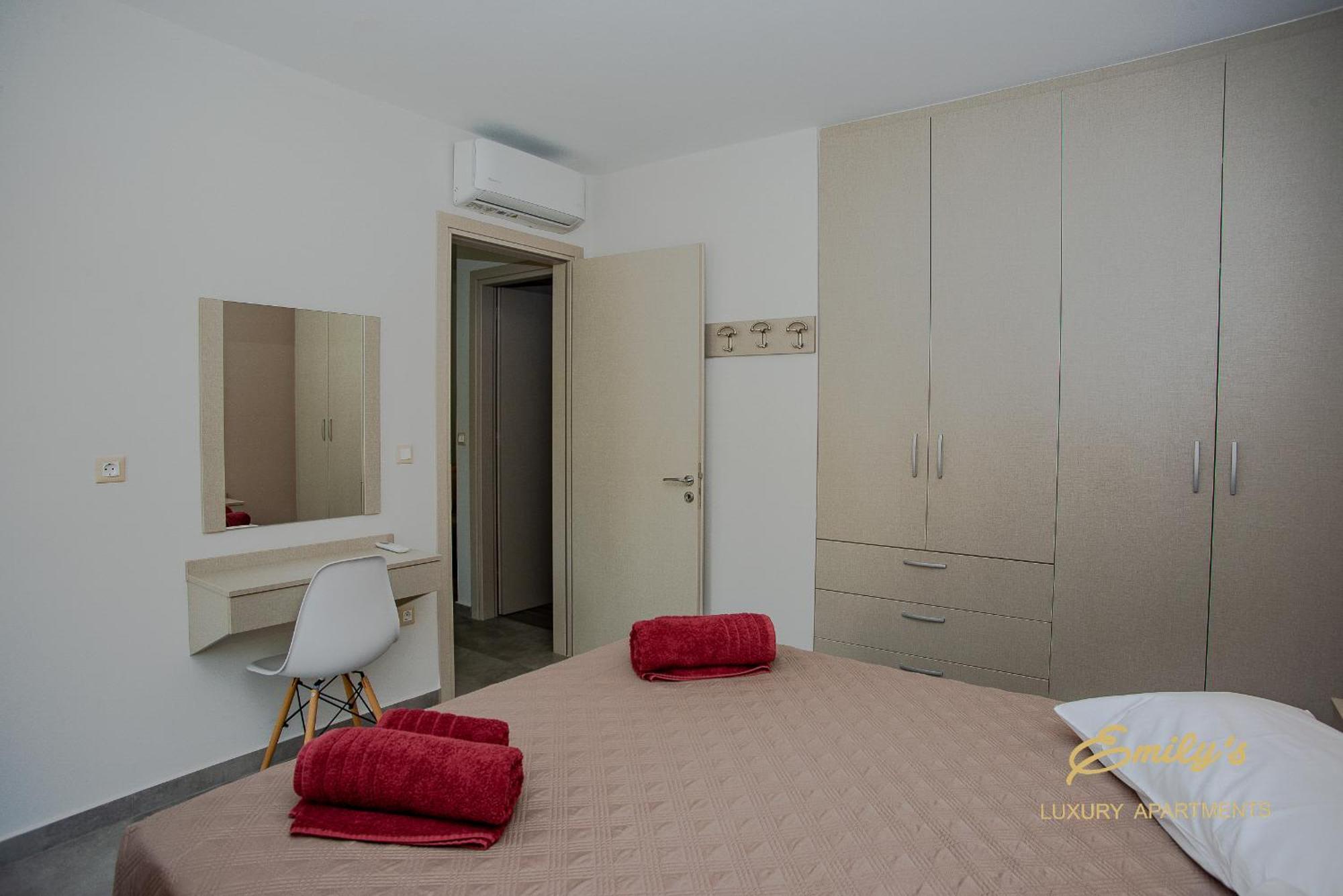Emily'S Luxury Apartments アルゴストリオン エクステリア 写真