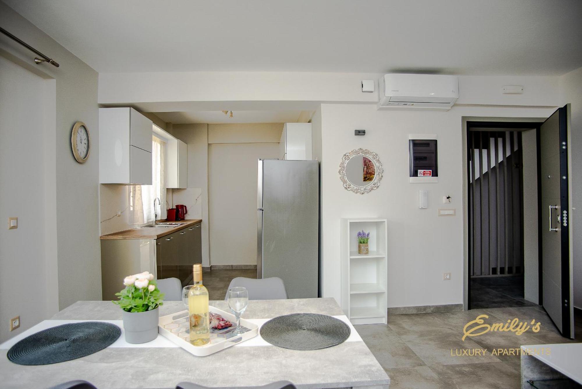 Emily'S Luxury Apartments アルゴストリオン エクステリア 写真