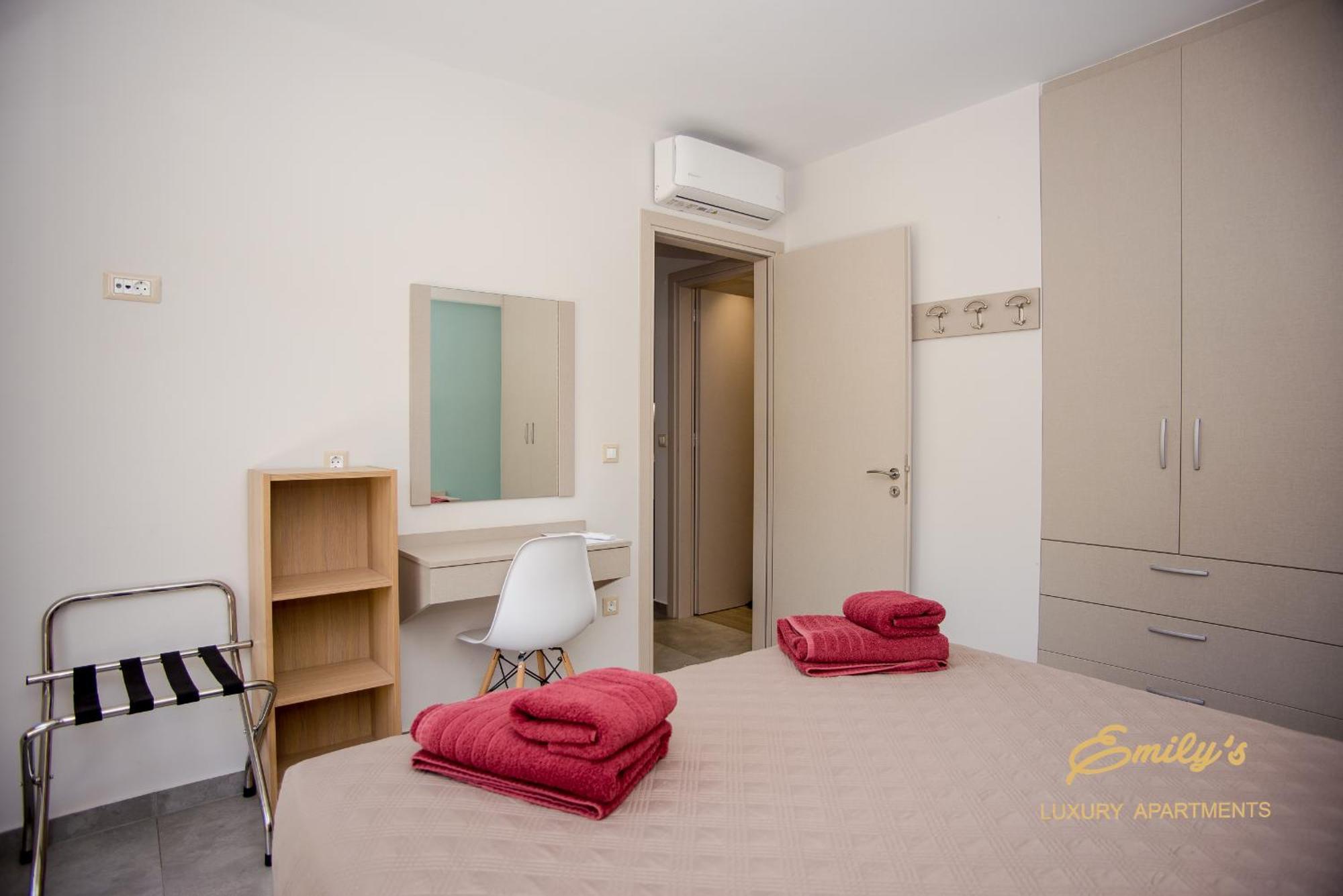 Emily'S Luxury Apartments アルゴストリオン エクステリア 写真