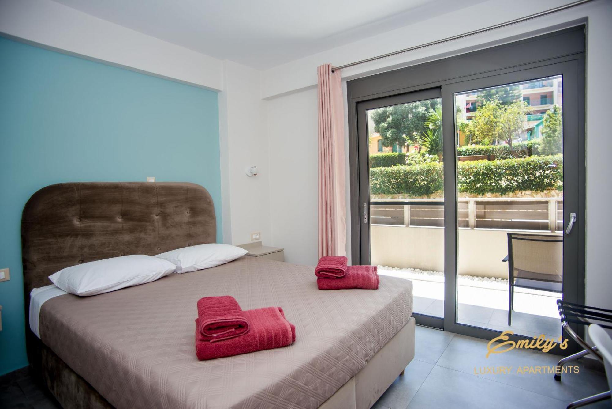 Emily'S Luxury Apartments アルゴストリオン エクステリア 写真