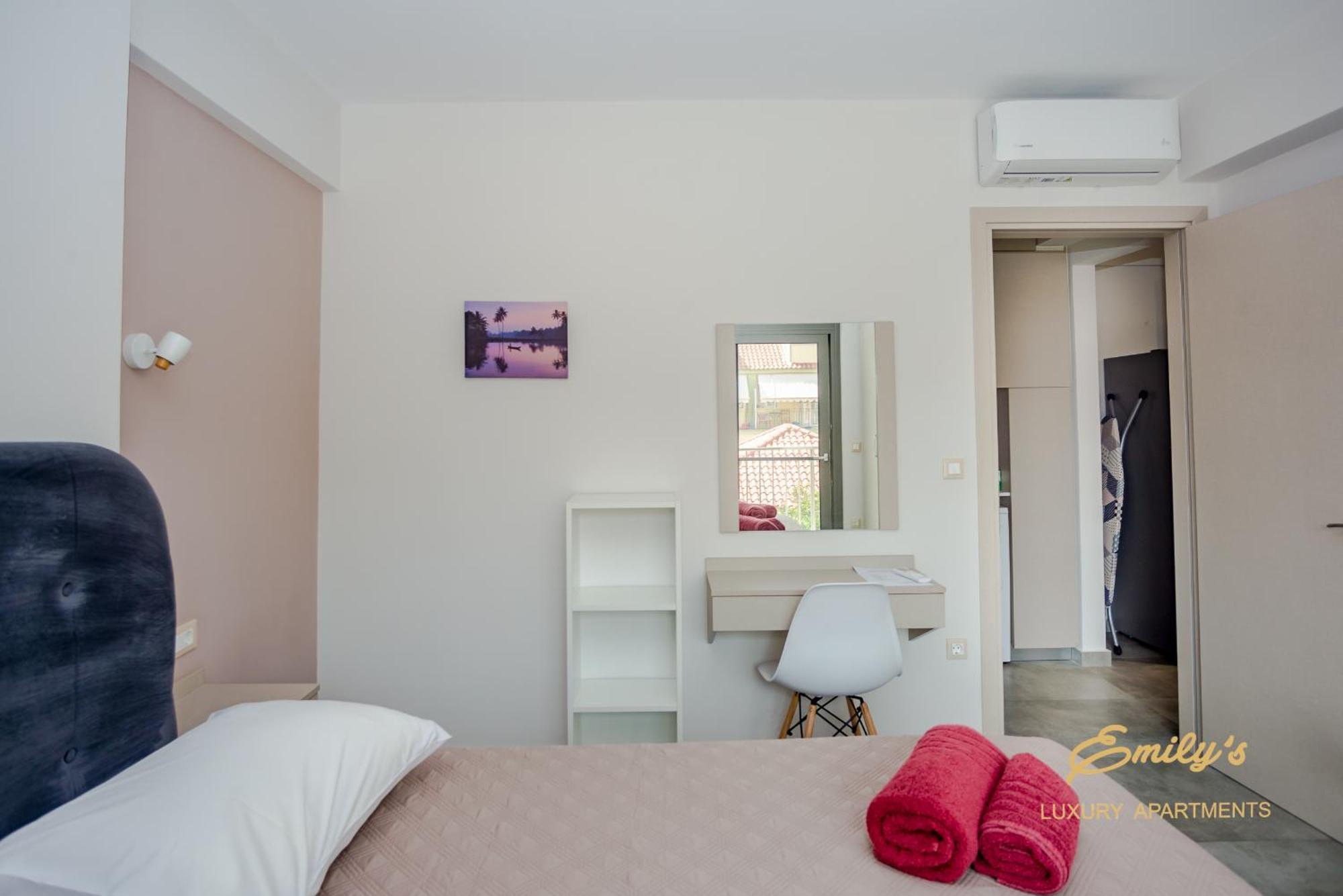Emily'S Luxury Apartments アルゴストリオン エクステリア 写真