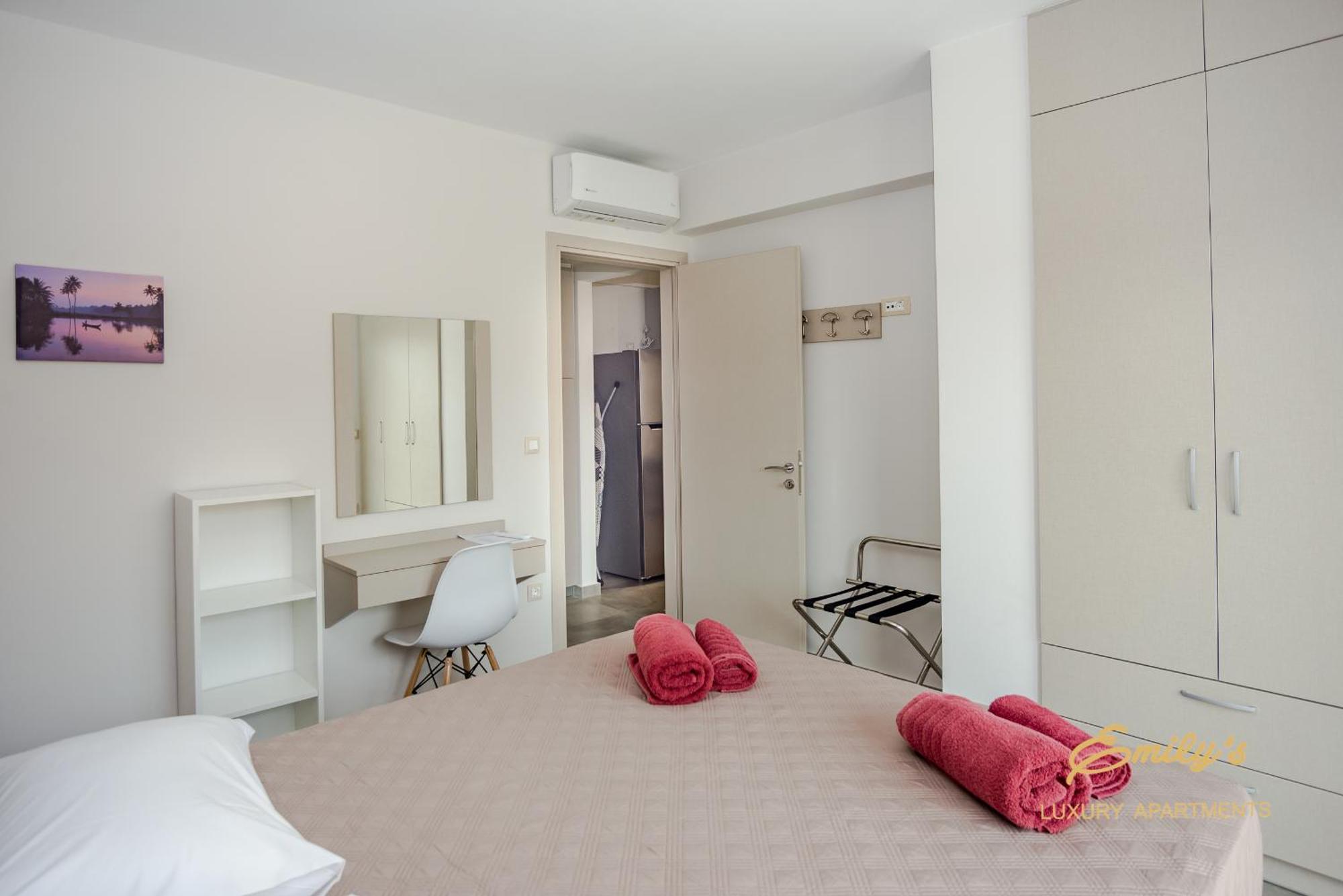 Emily'S Luxury Apartments アルゴストリオン エクステリア 写真