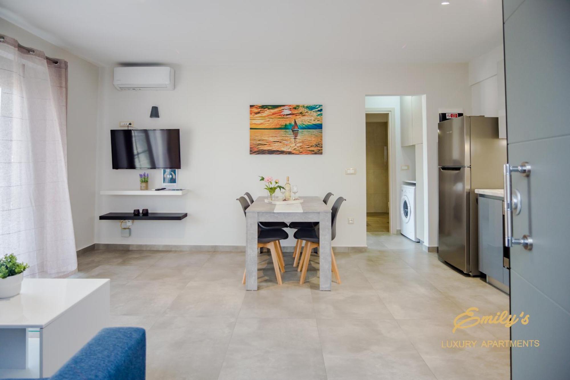 Emily'S Luxury Apartments アルゴストリオン エクステリア 写真