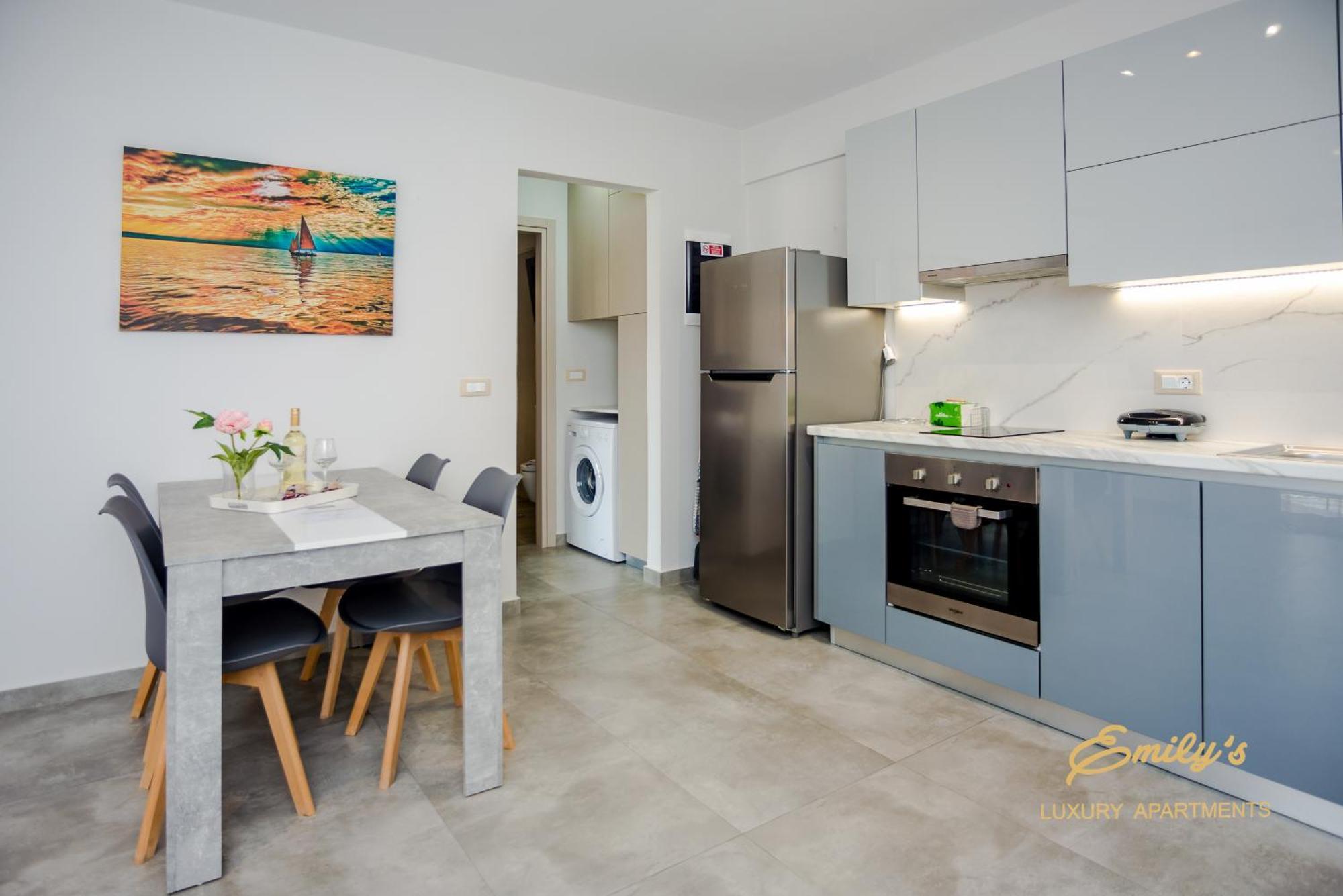 Emily'S Luxury Apartments アルゴストリオン エクステリア 写真