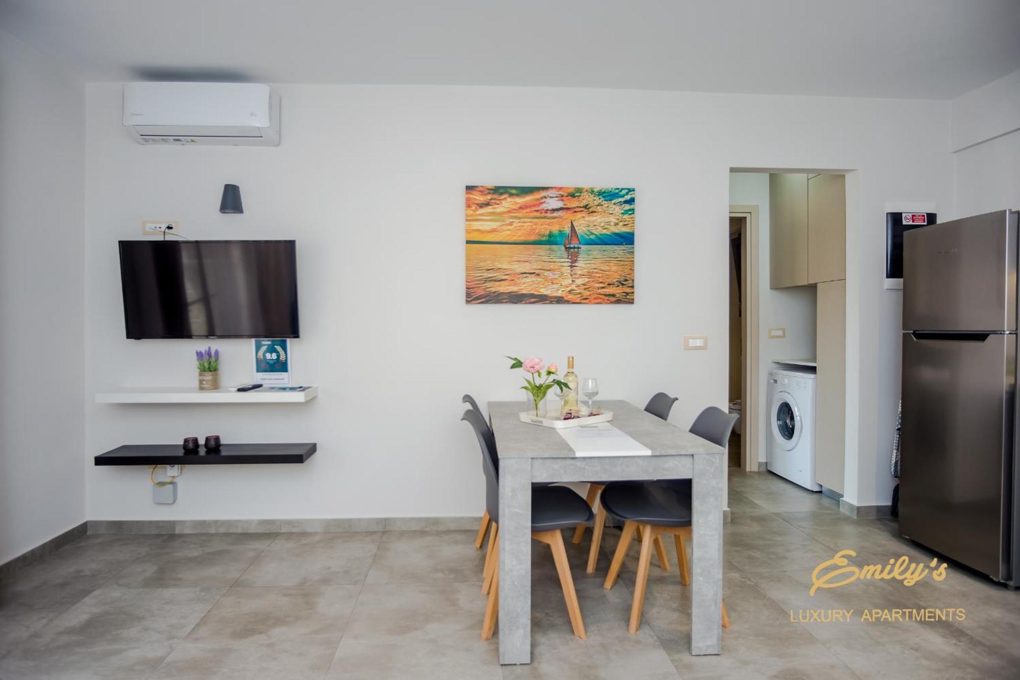 Emily'S Luxury Apartments アルゴストリオン エクステリア 写真