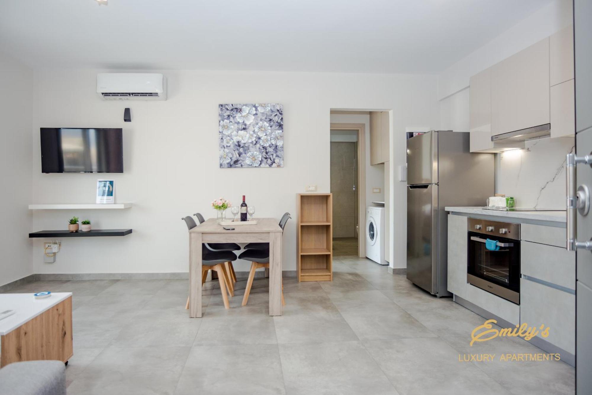 Emily'S Luxury Apartments アルゴストリオン エクステリア 写真
