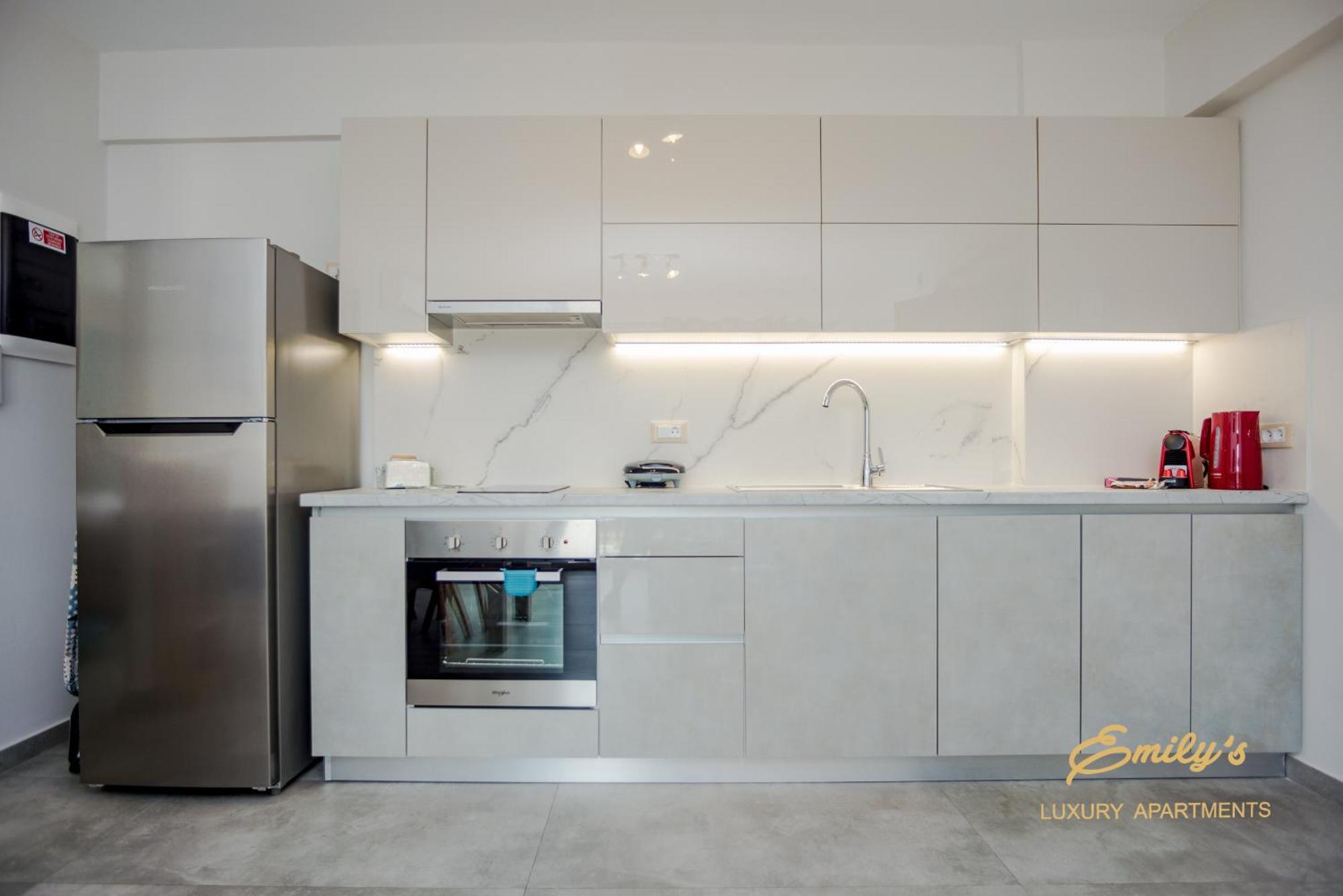 Emily'S Luxury Apartments アルゴストリオン エクステリア 写真