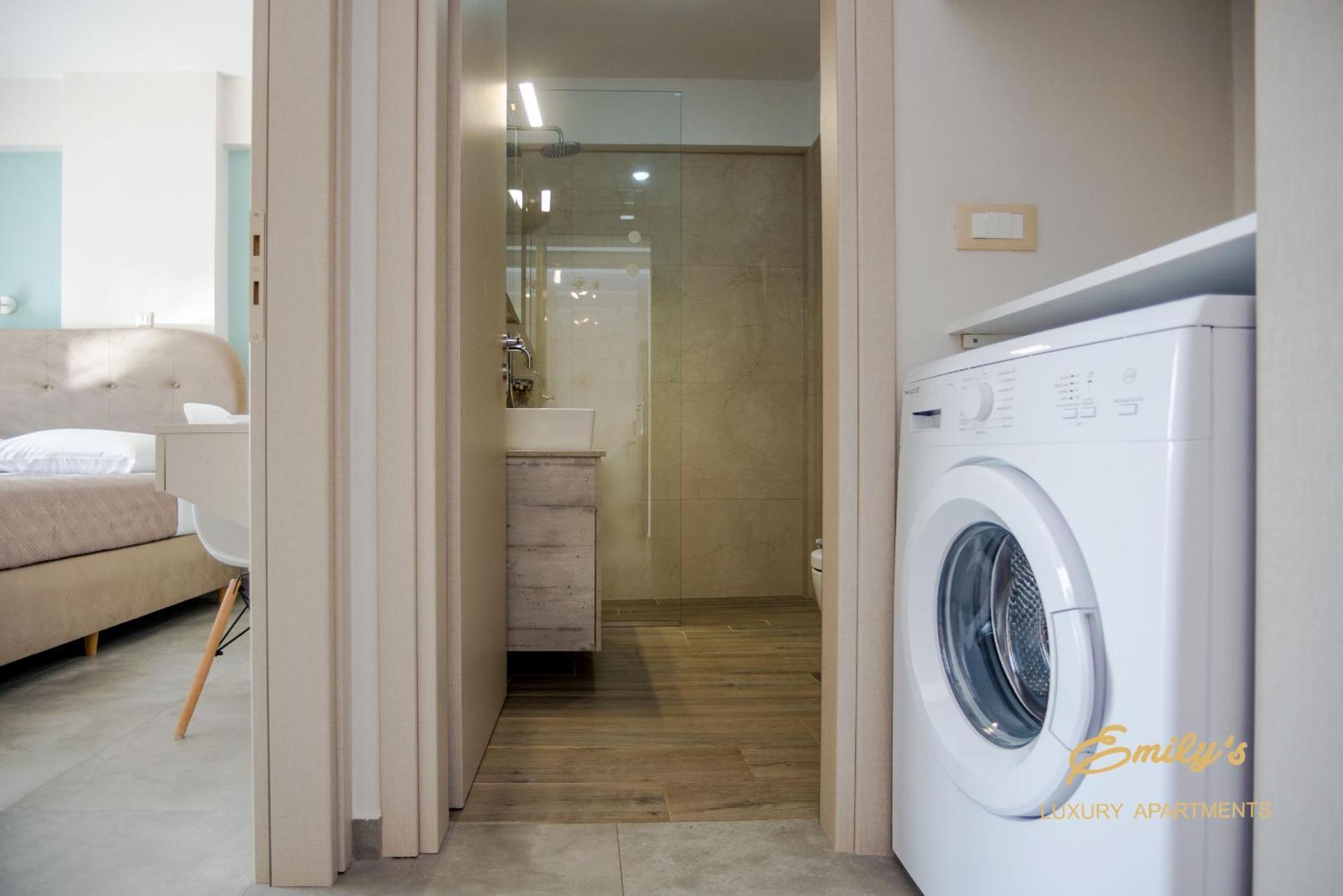 Emily'S Luxury Apartments アルゴストリオン エクステリア 写真
